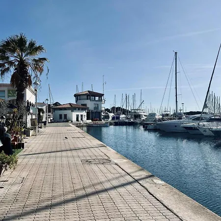 Dignity2-nuits Sur Les Flots-bateau A Quai Botel